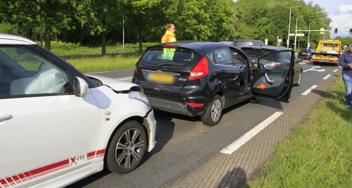 Botsing met drie voertuigen zorgt voor verkeershinder - Foto 9