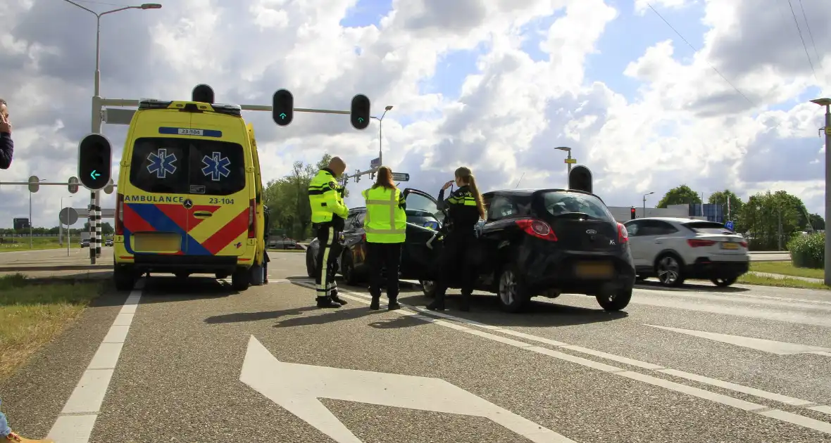Kopstaartbotsing bij verkeerslichten met kinderen betrokken - Foto 10