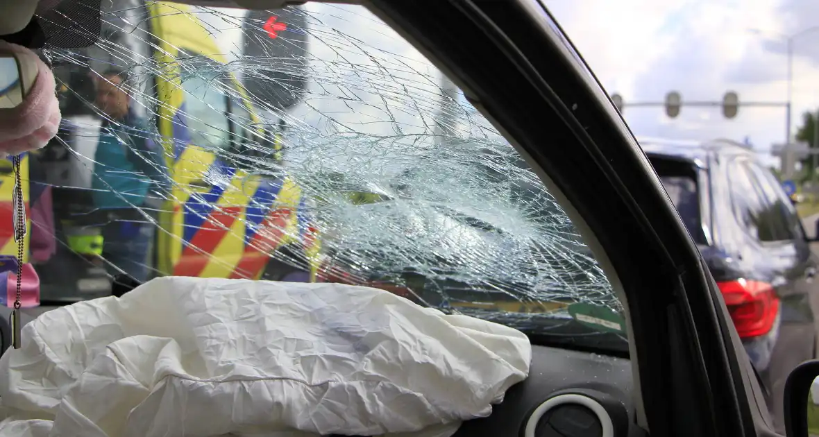 Kopstaartbotsing bij verkeerslichten met kinderen betrokken - Foto 12
