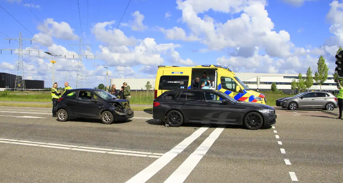 Kopstaartbotsing bij verkeerslichten met kinderen betrokken - Foto 13