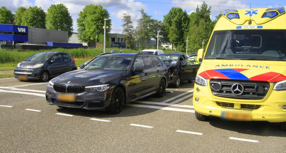 Kopstaartbotsing bij verkeerslichten met kinderen betrokken - Foto 4