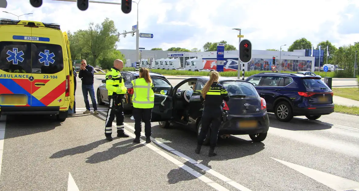 Kopstaartbotsing bij verkeerslichten met kinderen betrokken - Foto 6