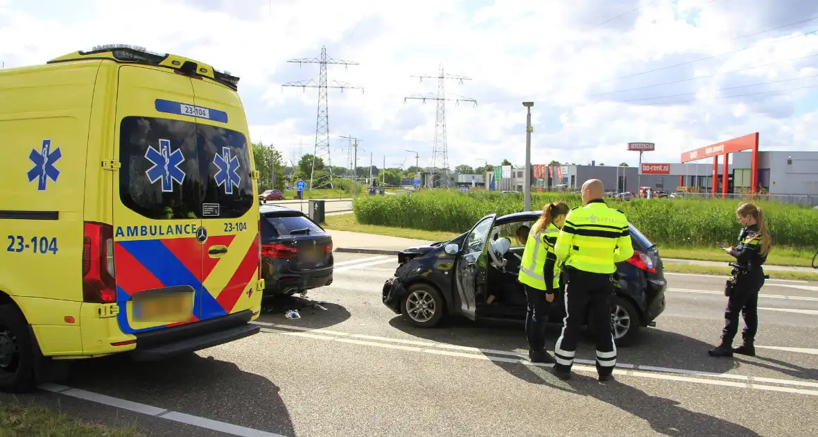 Kopstaartbotsing bij verkeerslichten met kinderen betrokken - Foto 9