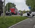 Auto's botsen op elkaar met een voertuig op zijn kop
