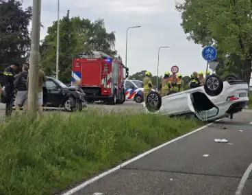 Auto's botsen op elkaar met een voertuig op zijn kop