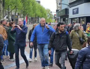 Demonstratie voor en tegen asielzoekerscentrum
