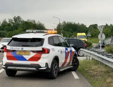 Ongeval met meerdere voertuigen en lantaarnpaal