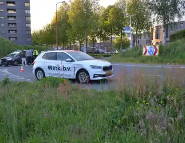 Aanrijding tussen auto's op rotonde