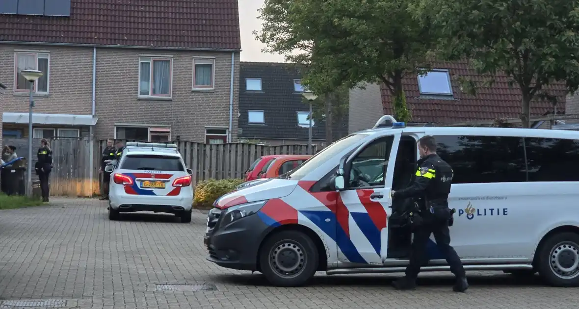 Auto onder vuur in woonwijk