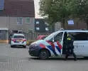 Auto onder vuur in woonwijk