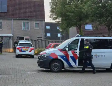 Auto onder vuur in woonwijk