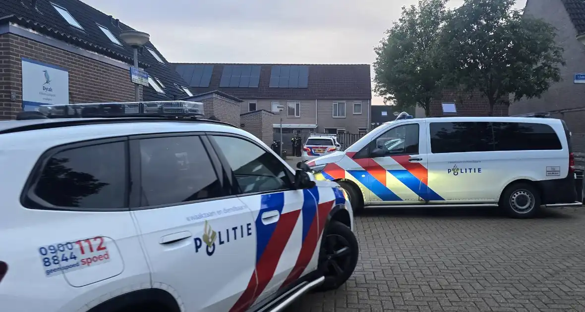 Auto onder vuur in woonwijk - Foto 1