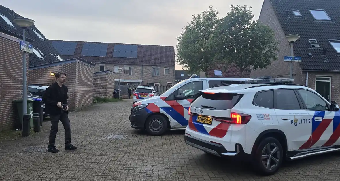 Auto onder vuur in woonwijk - Foto 2