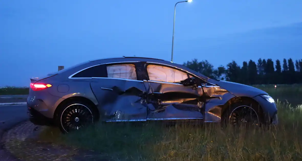 Verkeersongeval met twee voertuigen - Foto 10