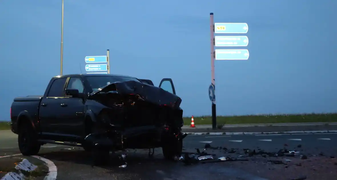 Verkeersongeval met twee voertuigen - Foto 9