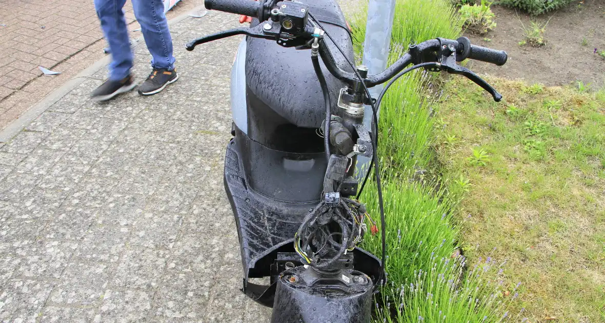 Scooterbotser gewond bij ongeval - Foto 7