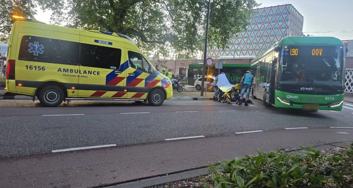 Voetganger gewond na aanrijding met bus