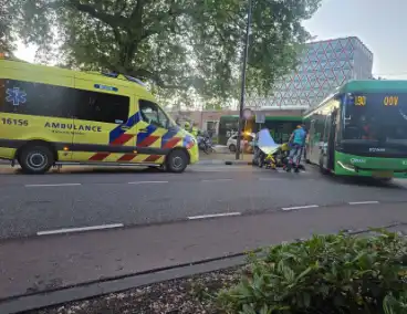 Voetganger gewond na aanrijding met bus
