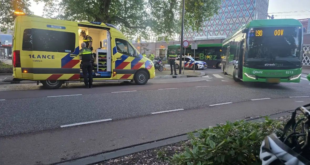 Voetganger gewond na aanrijding met bus - Foto 1