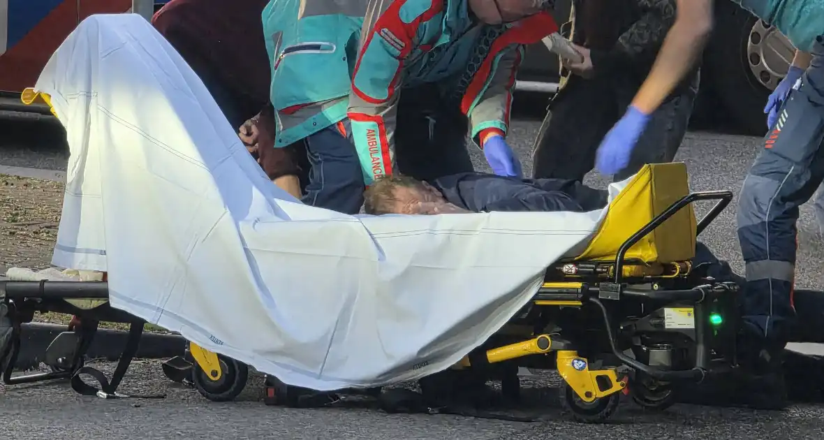 Voetganger gewond na aanrijding met bus - Foto 2