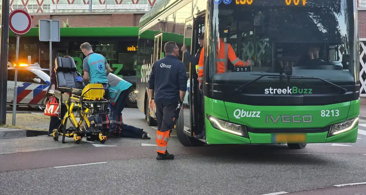 Voetganger gewond na aanrijding met bus - Foto 3