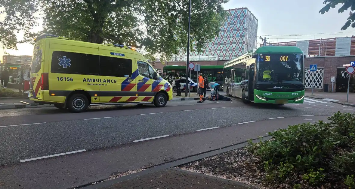 Voetganger gewond na aanrijding met bus - Foto 4
