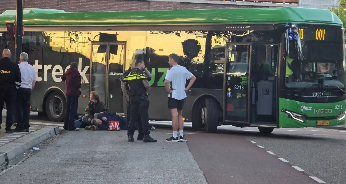 Voetganger gewond na aanrijding met bus - Foto 5