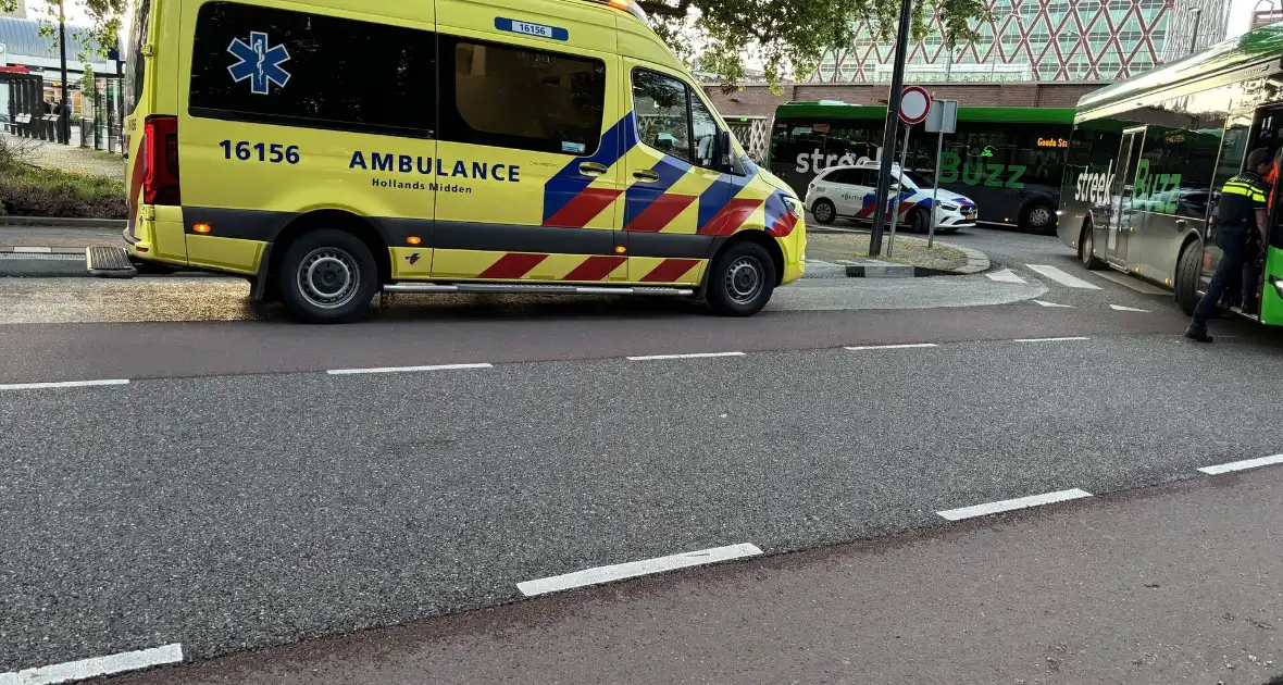 Voetganger gewond na aanrijding met bus - Foto 6
