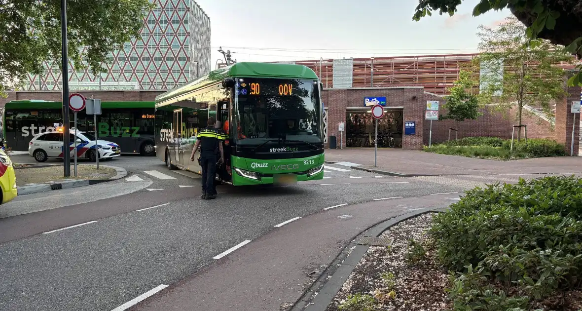 Voetganger gewond na aanrijding met bus - Foto 7