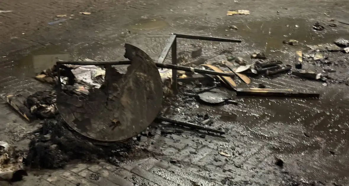 Meubilair in brand bij laad- en losruimte - Foto 1