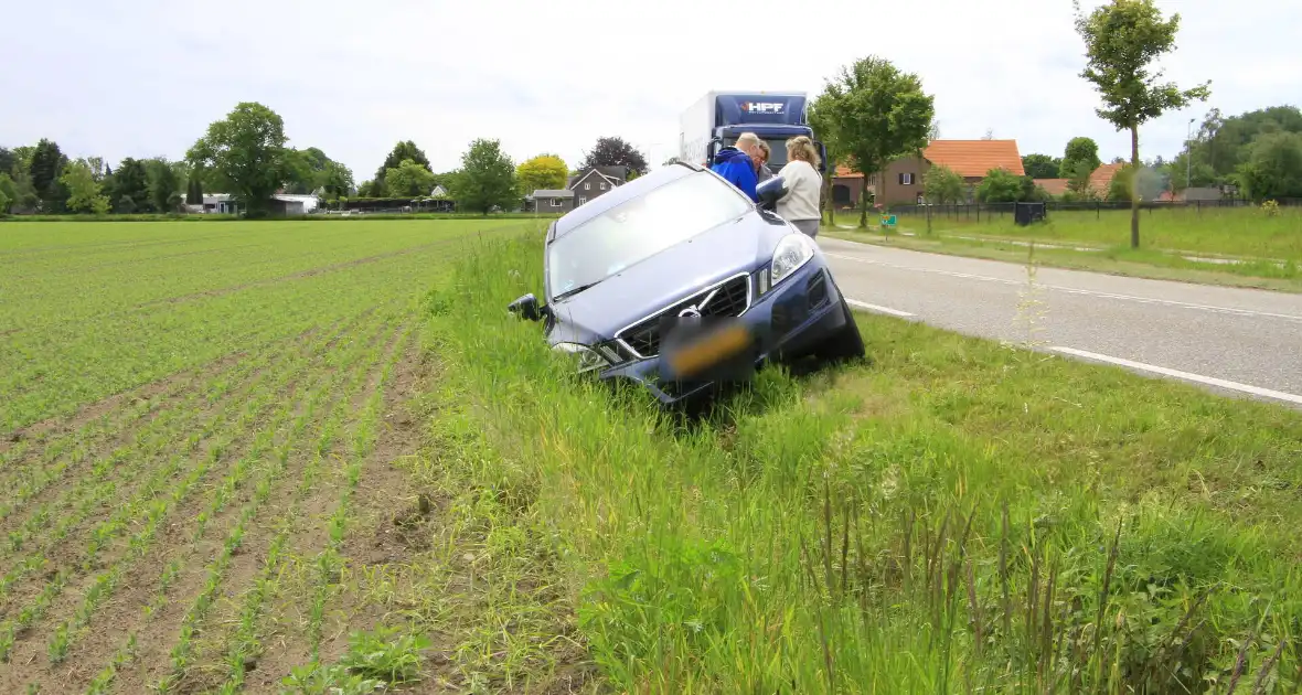 Bestuurder raakt van de weg na black-out - Foto 1