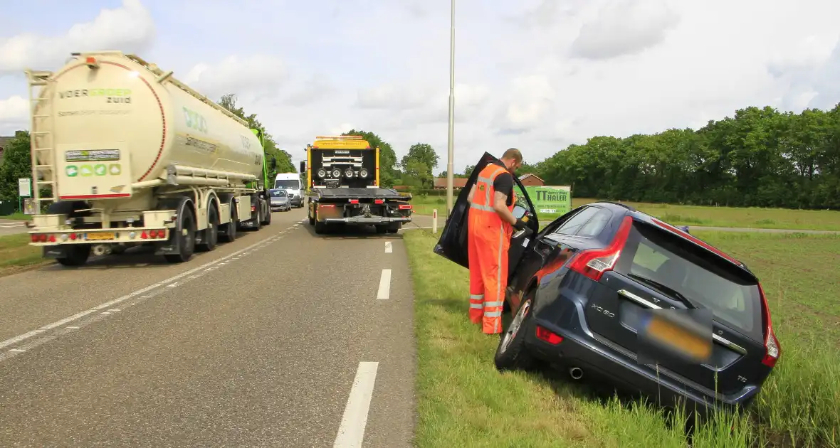 Bestuurder raakt van de weg na black-out - Foto 12