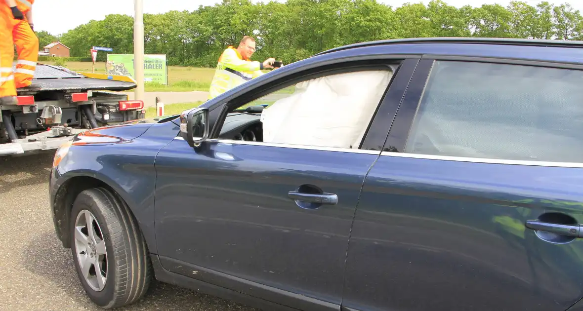 Bestuurder raakt van de weg na black-out - Foto 15