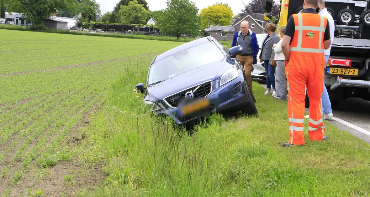 Bestuurder raakt van de weg na black-out - Foto 18