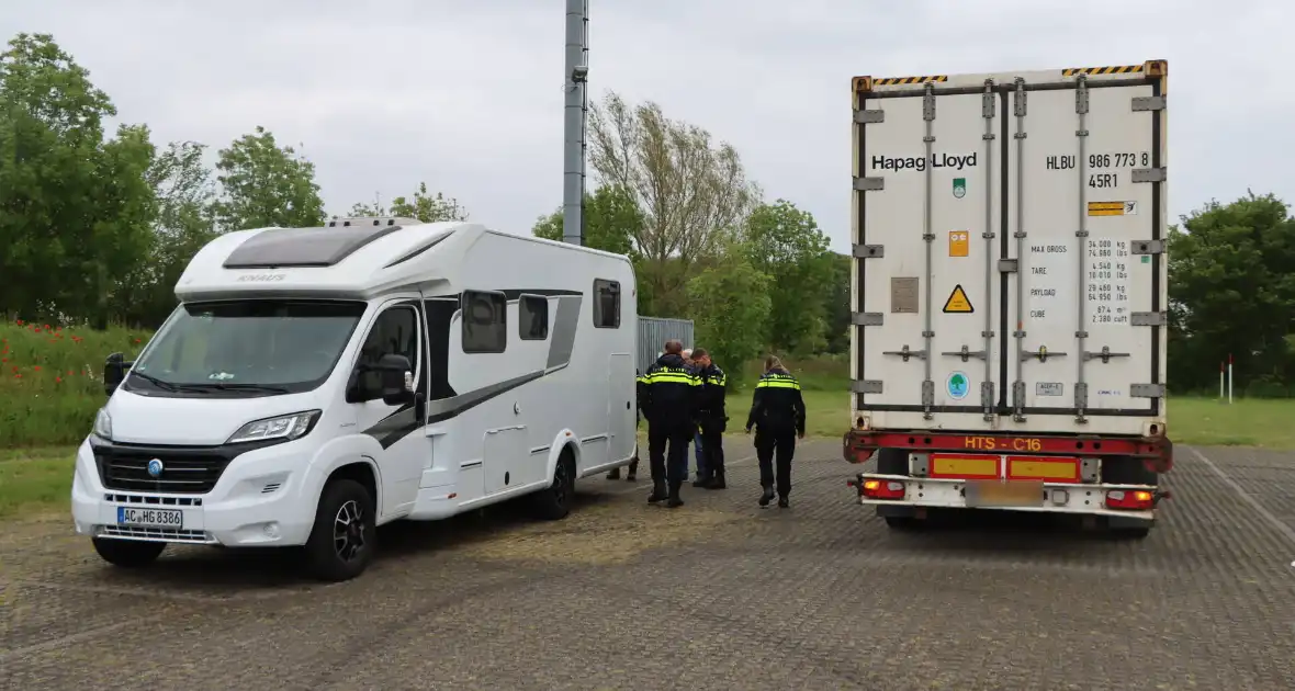 Vrachtwagen botst op stilstaande camper