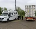 Vrachtwagen botst op stilstaande camper