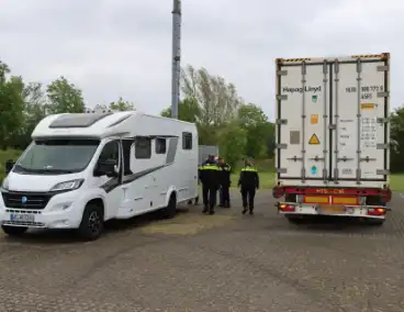 Vrachtwagen botst op stilstaande camper