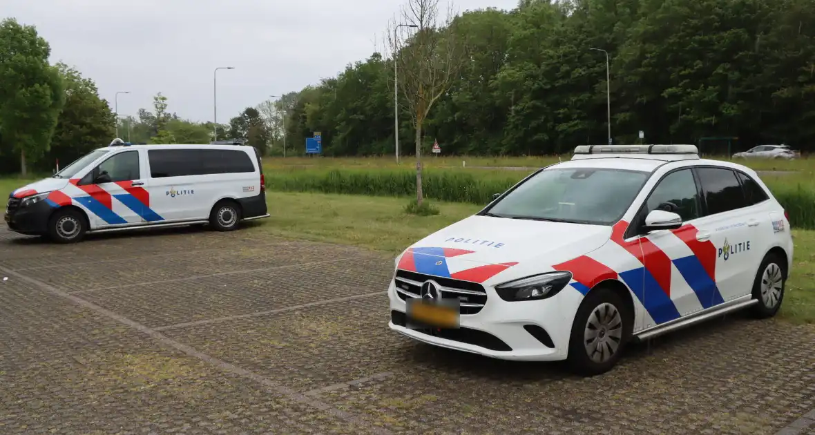 Vrachtwagen botst op stilstaande camper - Foto 1