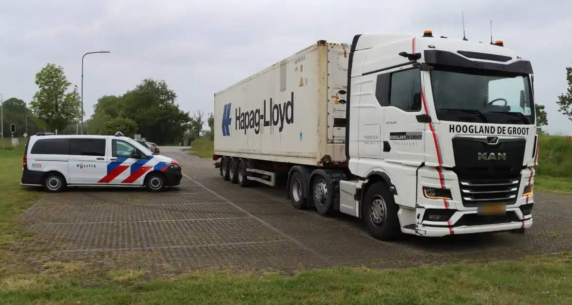 Vrachtwagen botst op stilstaande camper - Foto 2