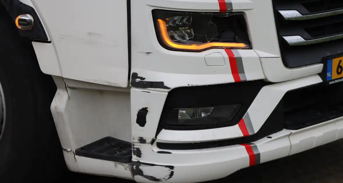 Vrachtwagen botst op stilstaande camper - Foto 3