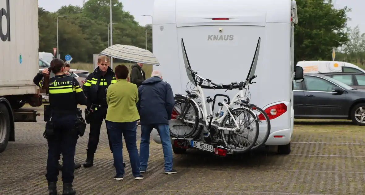 Vrachtwagen botst op stilstaande camper - Foto 4