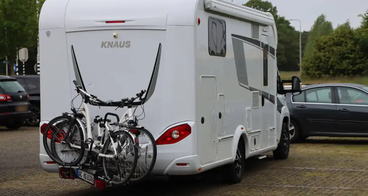 Vrachtwagen botst op stilstaande camper - Foto 5