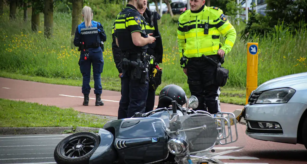 Scooterrijder gewond na aanrijding met automobilist