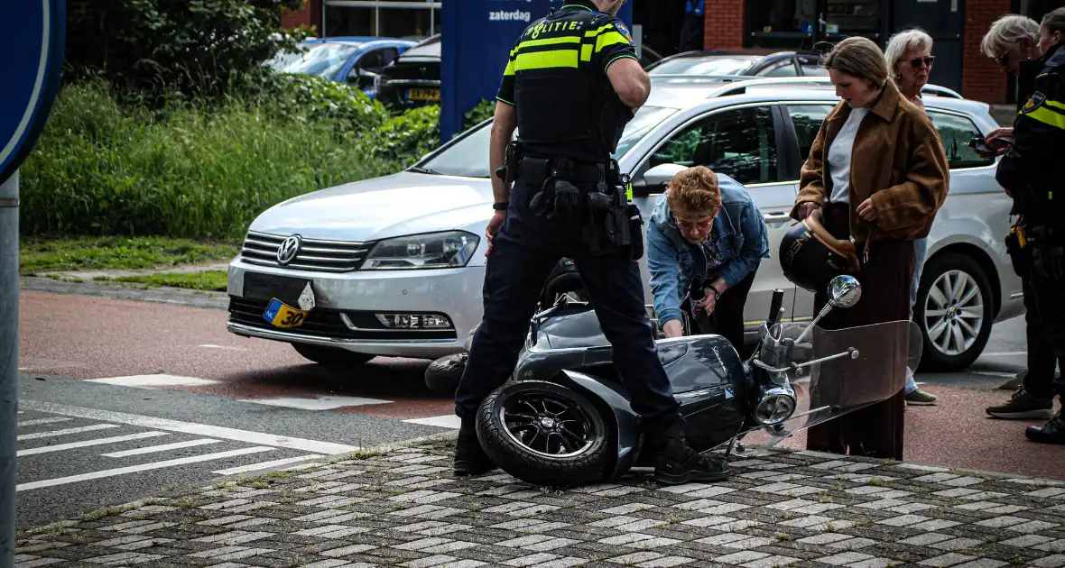 Scooterrijder gewond na aanrijding met automobilist - Foto 1