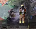 Scooter in brand naast opslag bij Kwik Fit