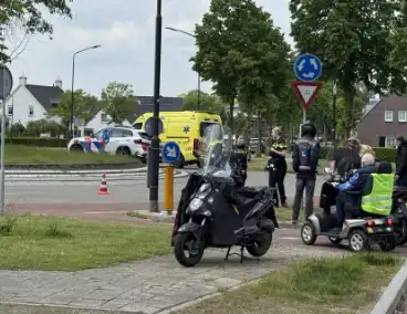 Fietser gewond bij aanrijding met les scooter
