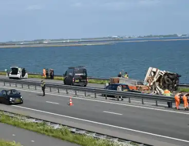 Camper op zijkant na forse aanrijding