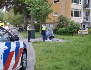Auto ramt ondergrondse container en belandt in bosschages