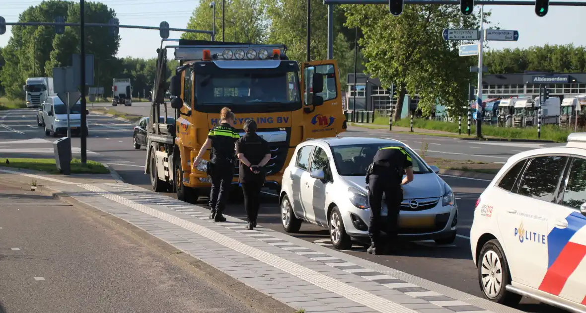 Aanrijding tussen vrachtwagen en auto