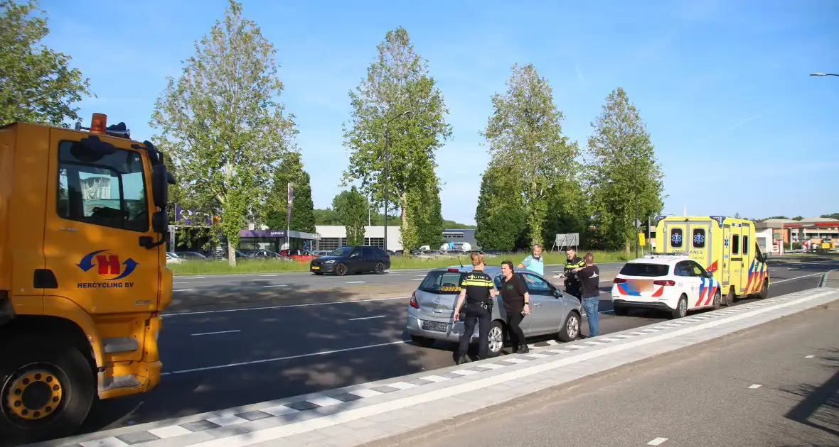 Aanrijding tussen vrachtwagen en auto - Foto 1